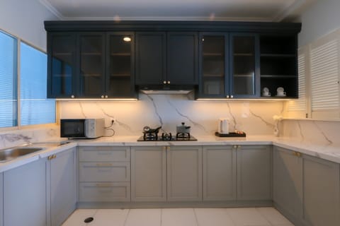 Apartment 3 Bedrooms Suite | Private kitchen | Fridge, coffee/tea maker, electric kettle, paper towels