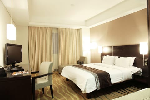 Superior Room, Executive Level | Down comforters, Select Comfort beds, in-room safe, desk