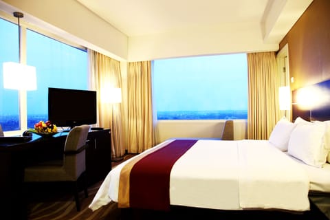 Deluxe Double Room, Executive Level | Down comforters, Select Comfort beds, in-room safe, desk