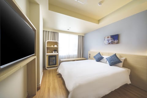 Orion Modern Double Non Smoking Complimentary Orion Beer! | Minibar, blackout drapes, free WiFi, bed sheets