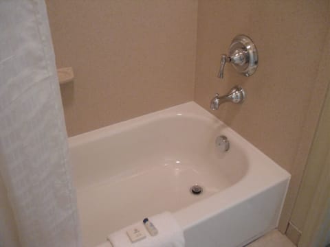 Combined shower/tub, free toiletries, hair dryer, towels