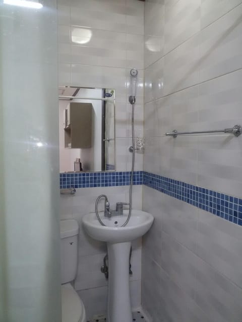 Standard Twin Room, 1 Bedroom | Bathroom | Shower, free toiletries, hair dryer, slippers