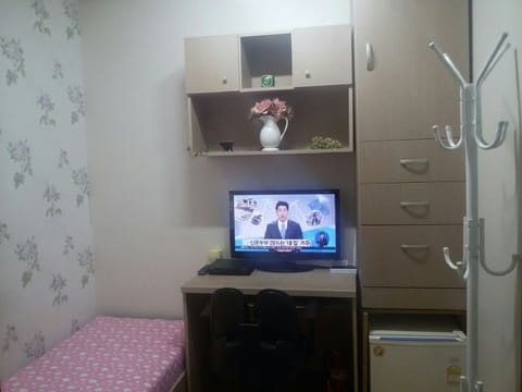 Economy Single Room | Desk, iron/ironing board, free WiFi, bed sheets