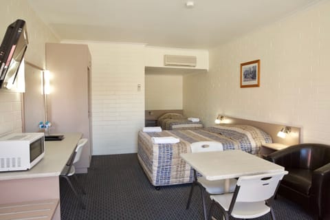 Twin Room | Desk, soundproofing, free WiFi, bed sheets