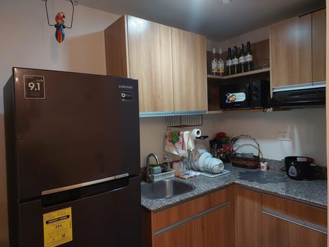 ANIA TRAVELLER ROOM | Private kitchen | Fridge, microwave, electric kettle, rice cooker