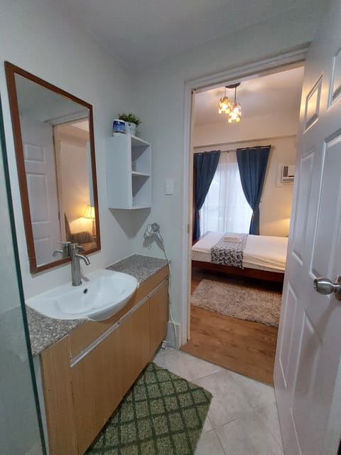 ANIA TRAVELLER ROOM | Bathroom | Shower, bidet, towels, toilet paper