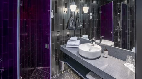 Standard Room, 1 King Bed | Bathroom | Shower, free toiletries, hair dryer, bidet