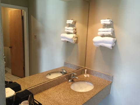 Combined shower/tub, free toiletries, towels