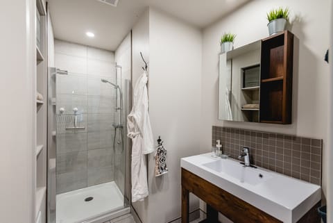 La Cappuccino | Bathroom amenities | Shower, free toiletries, hair dryer, towels