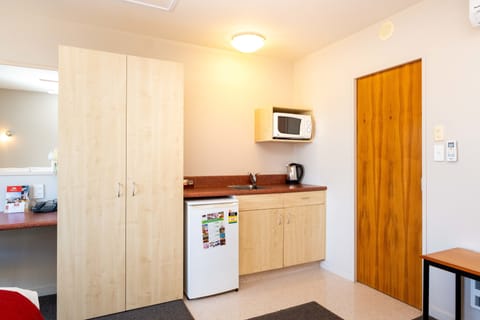 Twin/Triple Studio | Private kitchenette | Fridge, microwave, coffee/tea maker, electric kettle