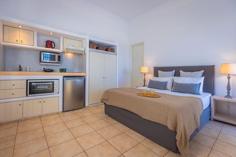 Studio, Sea View, Ground Floor | Hypo-allergenic bedding, pillowtop beds, in-room safe, desk