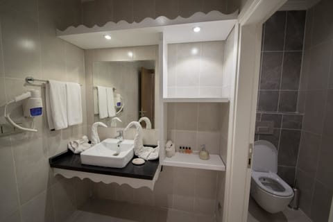 Suite (King) | Bathroom | Shower, free toiletries, hair dryer, slippers