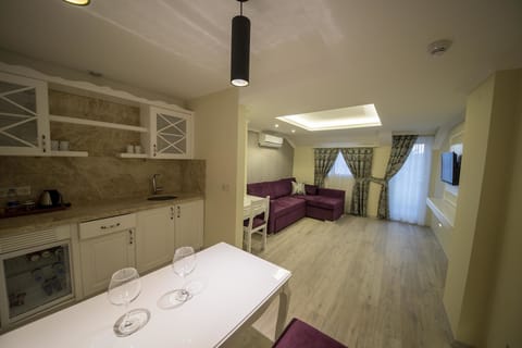 Suite (King) | In-room dining