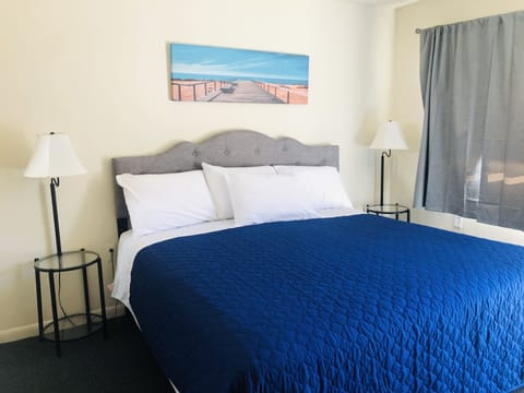 Studio Suite, 1 King Bed | Blackout drapes, free WiFi, bed sheets