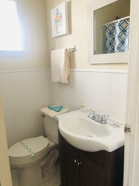 Studio Suite, 1 King Bed | Bathroom | Combined shower/tub, towels