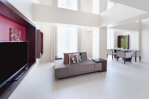 The Picasso Loft | Living area | 42-inch TV with cable channels