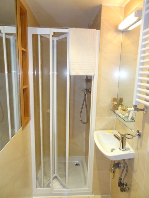 Superior Room, Balcony | Bathroom | Shower, free toiletries, hair dryer, towels