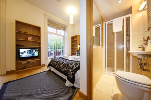 Executive Studio | Premium bedding, in-room safe, iron/ironing board, free WiFi