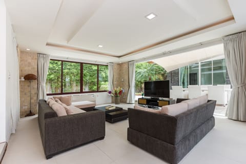Luxury Villa | Living room | Flat-screen TV