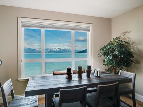 Condo 7302 - Dining Space with Lake View