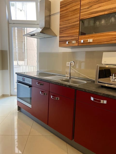 City Apartment, 4 Bedrooms (Kennedy) | Private kitchen | Full-size fridge, microwave, oven, stovetop