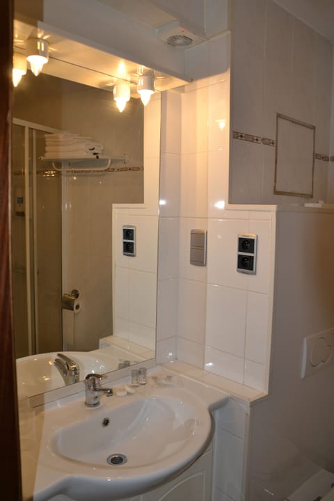 Twin Room | Bathroom | Free toiletries, hair dryer, towels, soap