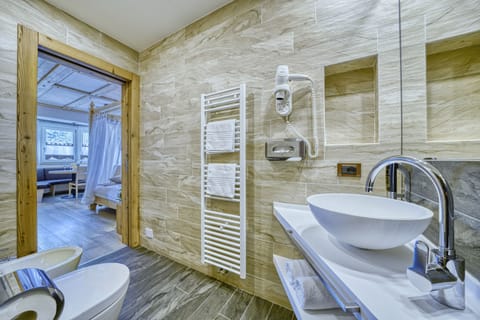 Panoramic Suite | In-room safe, individually decorated, individually furnished, desk