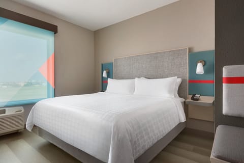 Standard Room | Premium bedding, Tempur-Pedic beds, desk, laptop workspace