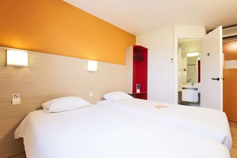 Standard Room, 2 Twin Beds | Desk, free WiFi