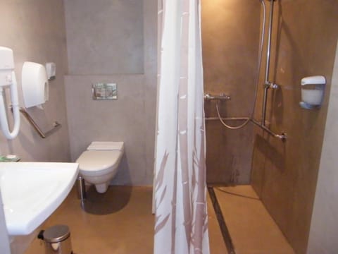Standard Twin Room (Shower with hydromassage jets) | Bathroom | Rainfall showerhead, hair dryer, towels