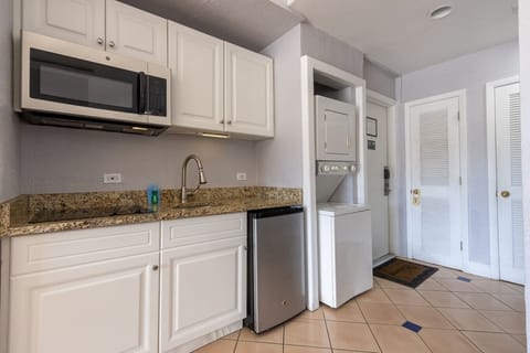 Studio Suite | Private kitchenette | Fridge, microwave, stovetop, cookware/dishes/utensils