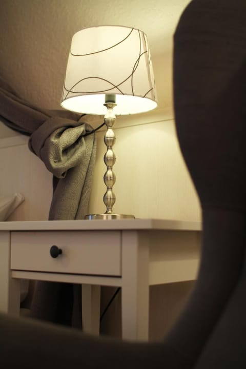 Desk, soundproofing, free WiFi, bed sheets