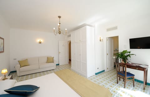 Junior Suite, 1 Bedroom, Balcony | 1 bedroom, individually decorated, individually furnished, desk