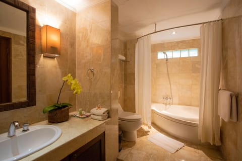 Junior Suite, 1 Bedroom | Bathroom | Combined shower/tub, free toiletries, hair dryer, slippers