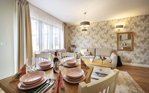 Deluxe Apartment, 2 Bedrooms | In-room dining