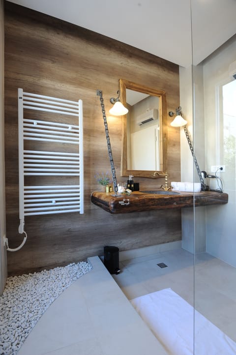 Deluxe Double Room | Bathroom sink