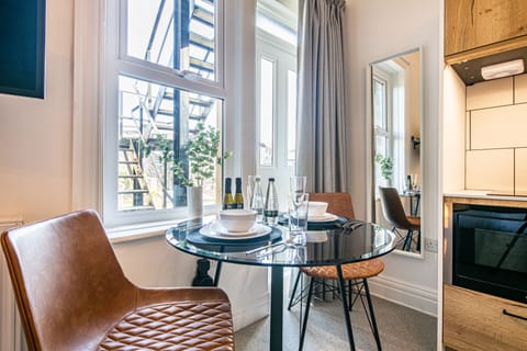 Premium Studio, 1 Bedroom, Kitchenette | In-room dining