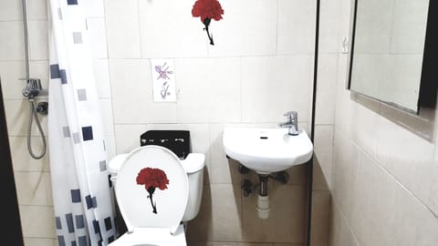Deluxe Double Room | Bathroom | Free toiletries, hair dryer, towels, soap