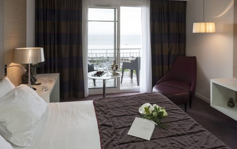 Deluxe Double or Twin Room, Sea View | Bathroom | Shower, free toiletries, hair dryer, bathrobes
