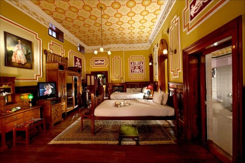 Executive Suite, 1 Queen Bed | Premium bedding, pillowtop beds, minibar, in-room safe