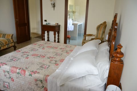 Comfort Triple Room | Desk, iron/ironing board, free WiFi, bed sheets