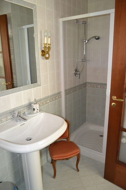 Basic Double Room | Bathroom | Shower, rainfall showerhead, hair dryer, bathrobes