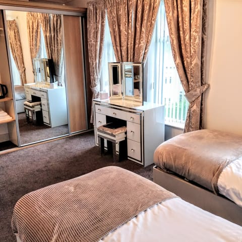 Deluxe Twin Room, Ensuite | Desk, soundproofing, iron/ironing board, free WiFi