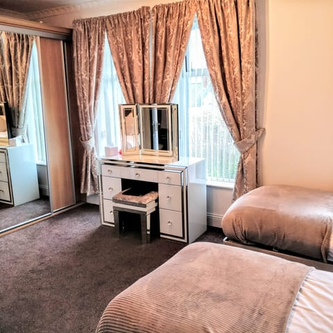 Deluxe Twin Room, Ensuite | Desk, soundproofing, iron/ironing board, free WiFi