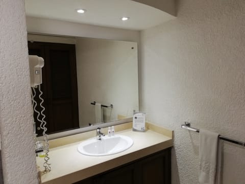 Economy Twin Room | Bathroom | Free toiletries, hair dryer, towels