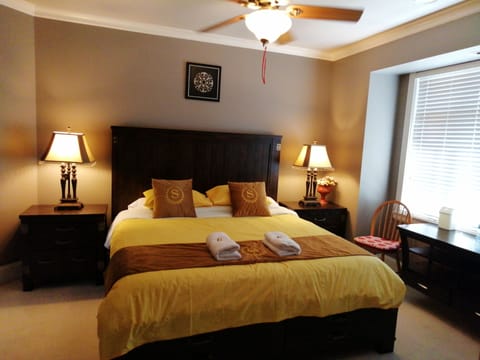 Deluxe Suite | Premium bedding, down comforters, Select Comfort beds, laptop workspace
