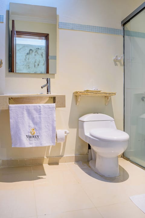 Superior Double Room | Bathroom | Shower, rainfall showerhead, free toiletries, towels