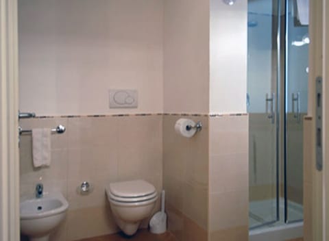 Superior Double or Twin Room | Bathroom | Shower, free toiletries, hair dryer, bidet