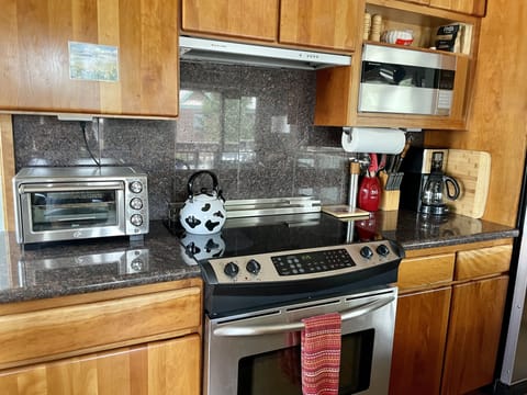 The well equipped kitchen includes everything you need for gourmet meals at home