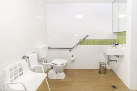 Accessible Studio | Bathroom | Shower, free toiletries, hair dryer, towels